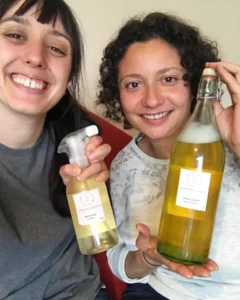 Alliny et Anne-Cécile avec leur produit liquide formulé.
